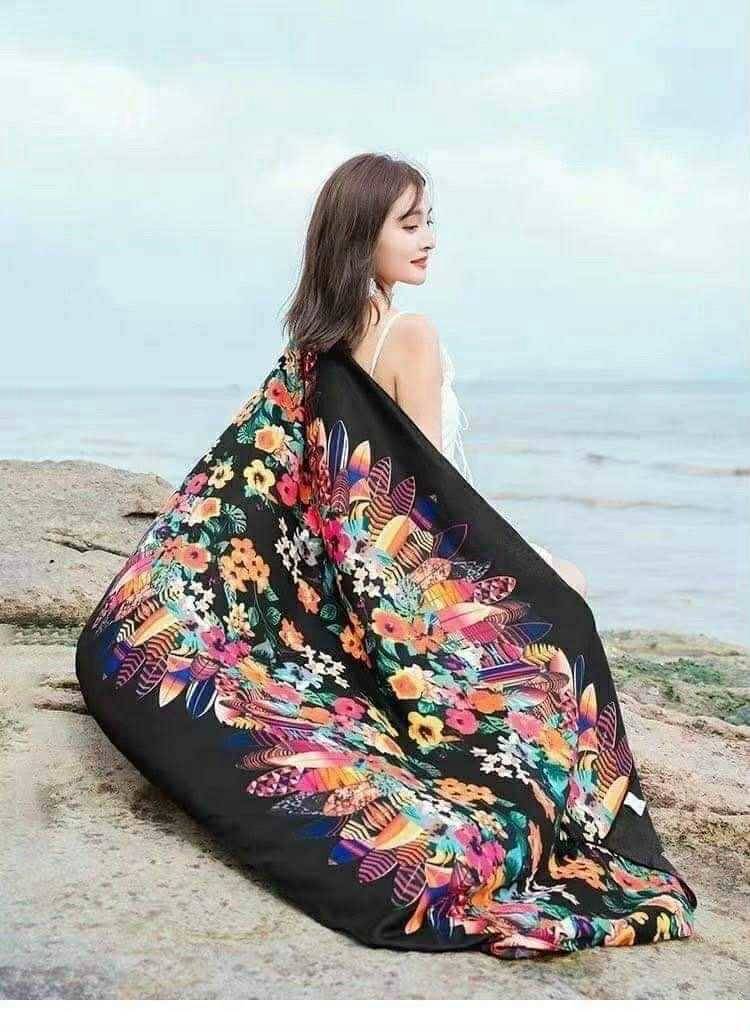 157ผ้าคลุมไหล่ลายมวลดอกไม้และขนนกสีสันสดใสบนพื้นดำ 